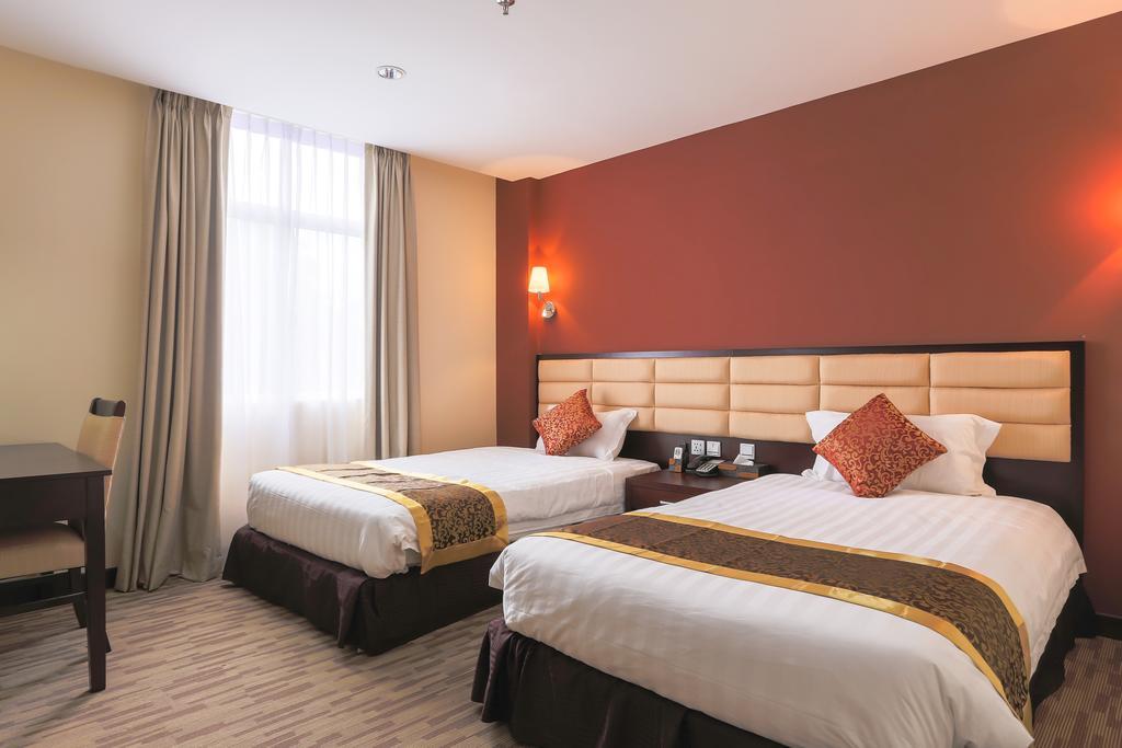 Hallmark Crown Hotel Malacca Zimmer foto
